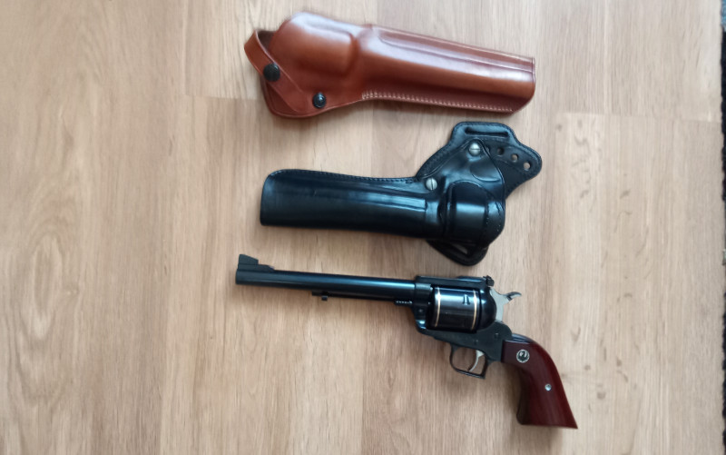 Výroční revolver Ruger Super Blackhawk 2009.