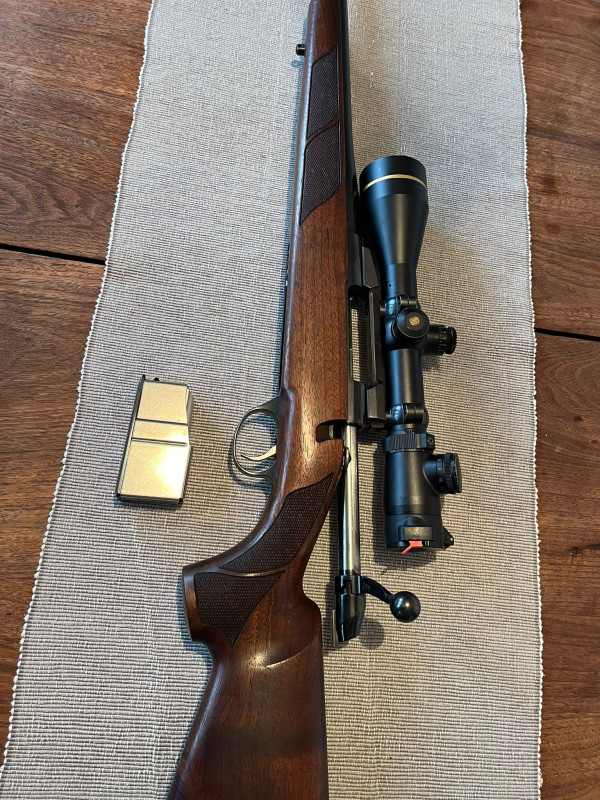 Kulovnice SAKO (levostranné provedení) a puškohled LEUPOLD