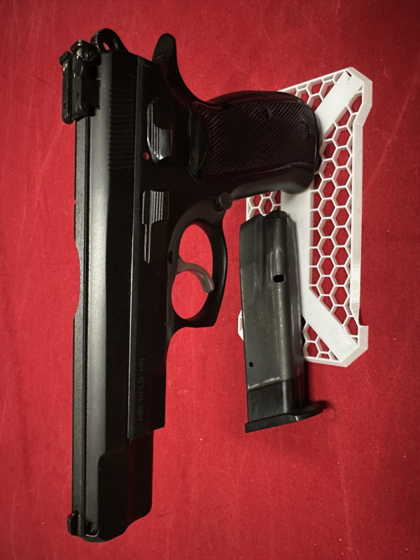 CZ-85_1994 v zajímavé exportní verzi  Magnum Research Inc., 