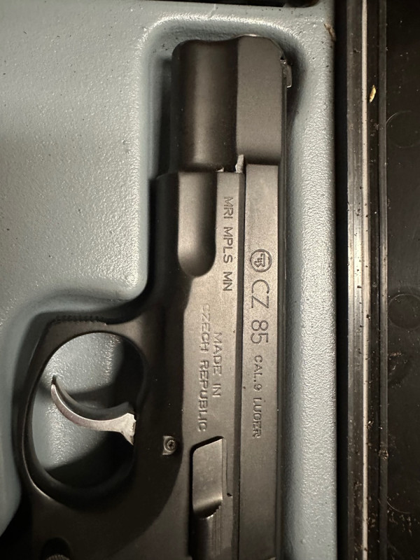 CZ-85_1994 v zajímavé exportní verzi  Magnum Research Inc., 