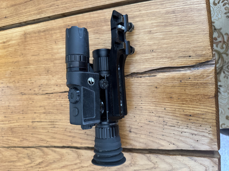 PARD NV008 +montáž na weaver lištu + IR přísvit PULSAR 940