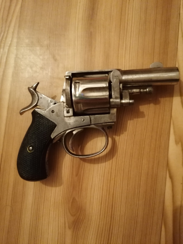 Britský revolver cal. 32 buldog