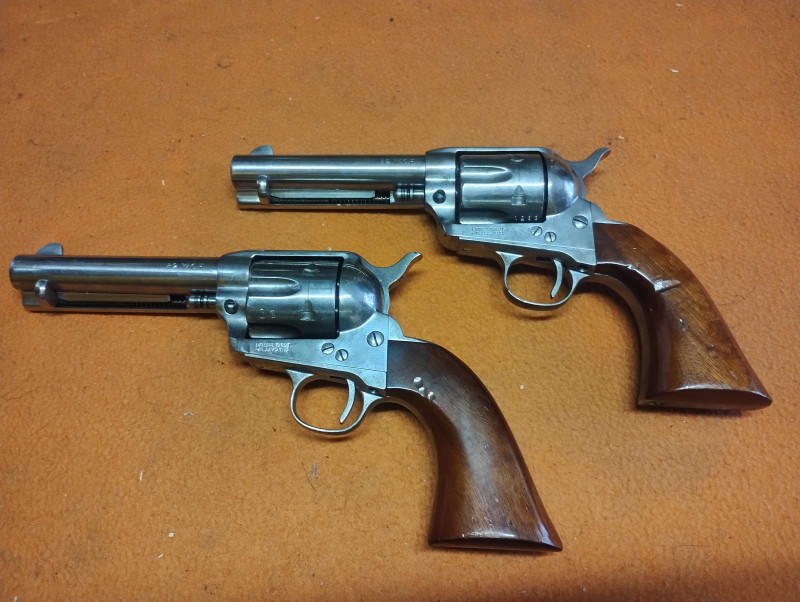 Prodám dva revolvery Colt od Ubertiho 32-20