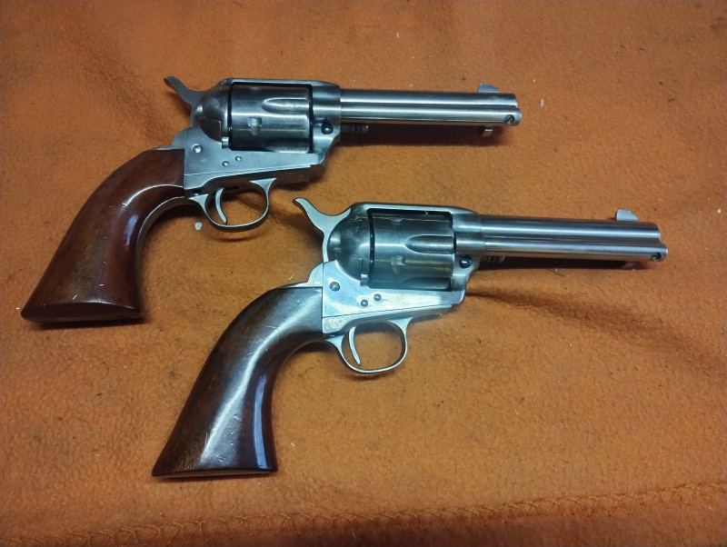 Prodám dva revolvery Colt od Ubertiho 32-20