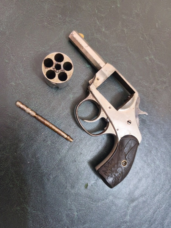 US revolver American BULL DOG 32SW LONG pěkný