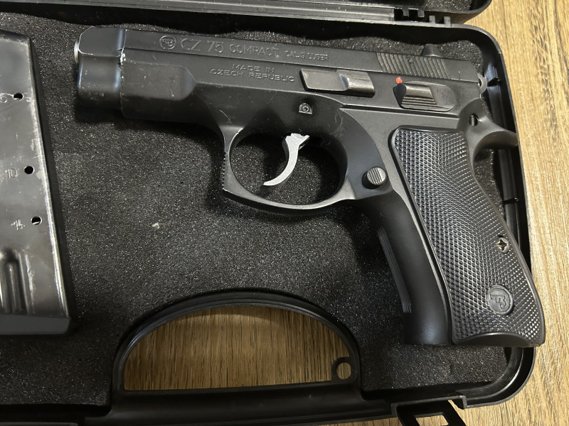 CZ 75 Compact 9 mm, zásobník a pouzdra