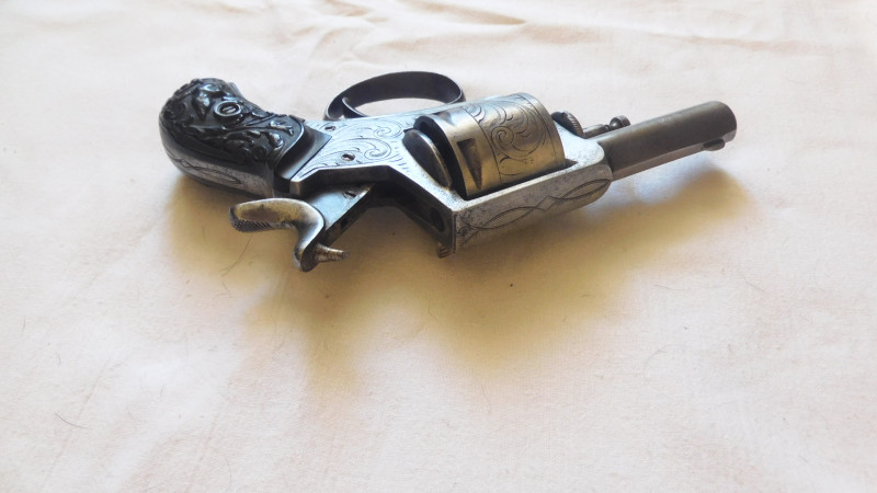 Revolver British  Bull Dog