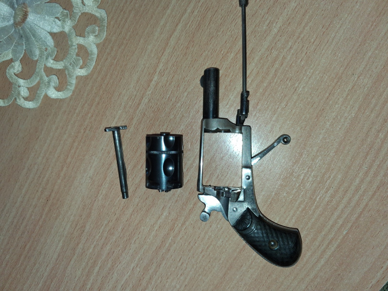 Revolver rok vyroby 1892