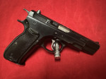 CZ 75 z roku 1992 s obalem.