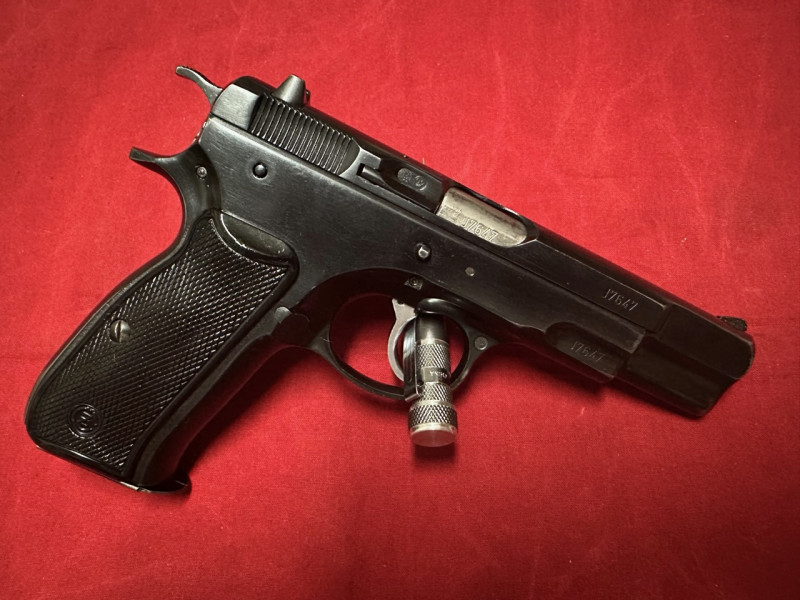CZ 75 z roku 1992 s obalem.
