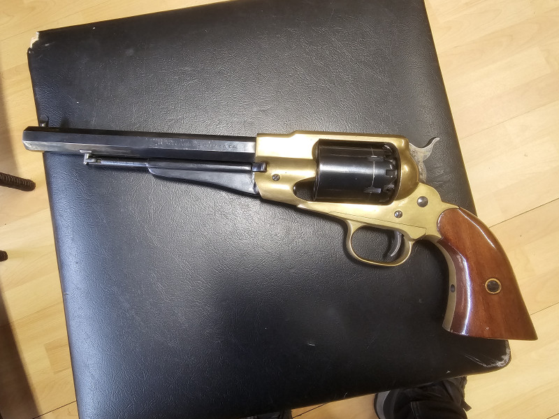 Perkusní revolver ráže 44
