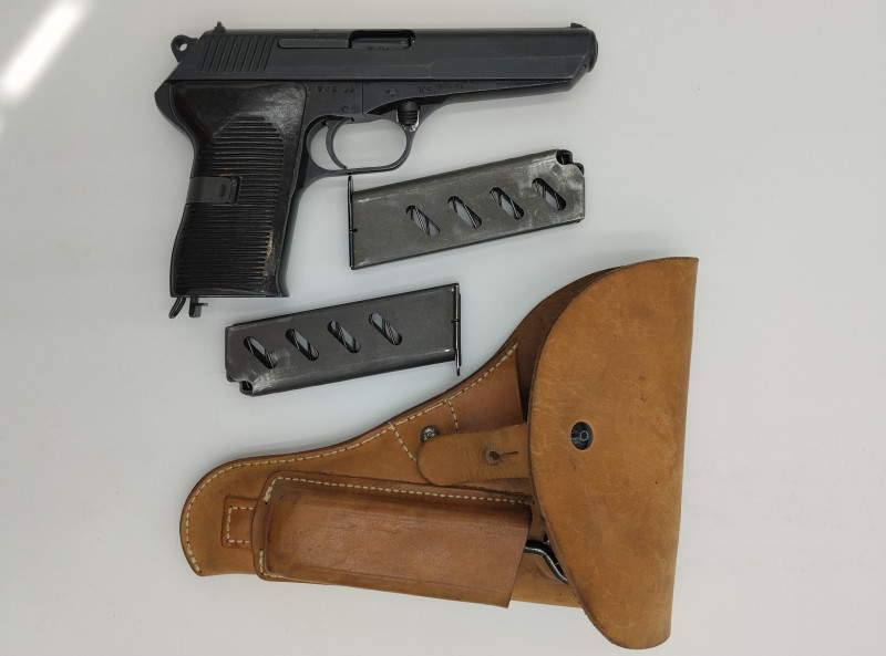 Pistole samonabíjecí CZ52