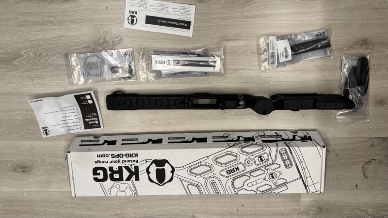 KRG BRAVO Gen.2 / REM700 Footprint / RH / BLK + Příslušenstv