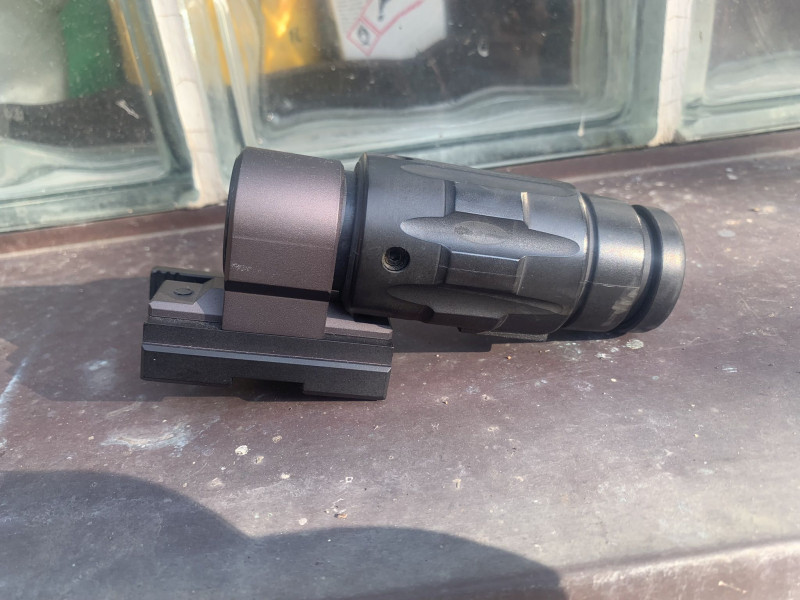 P: originál ARMS QD montáž pro zvětšovák Aimpoint