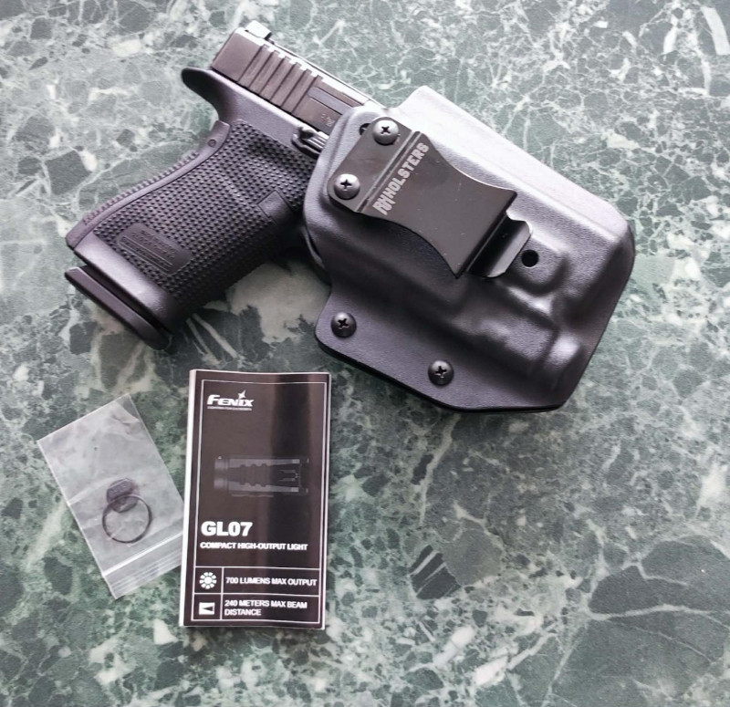 Pouzdro RH Holsters a svítilna Fenix GL07 pro Glock 19