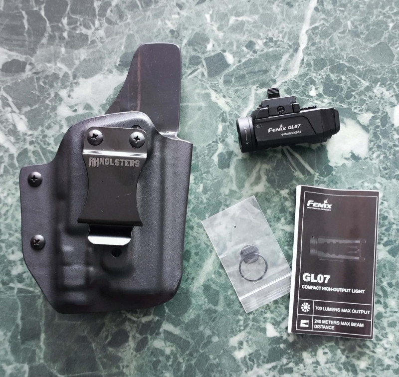 Pouzdro RH Holsters a svítilna Fenix GL07 pro Glock 19