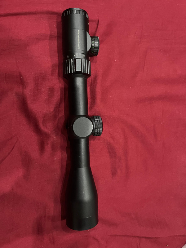 BERING OPTICS 1.5-6x42 S ČERVENÝM/ZELENÝM BOD