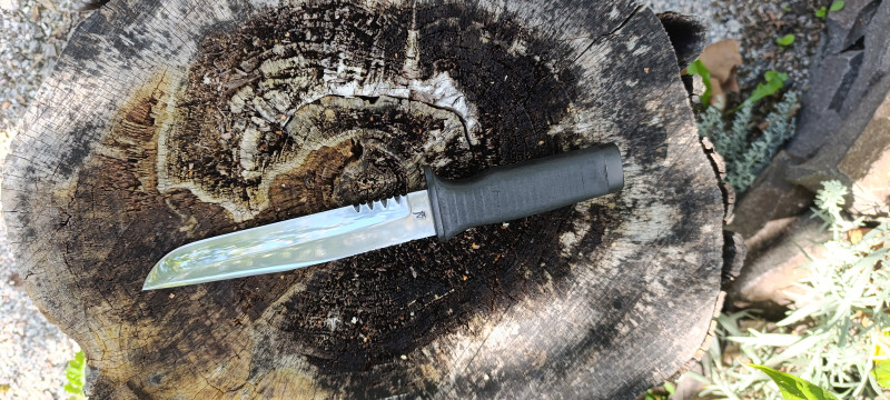 Vojenský/survival nůž 