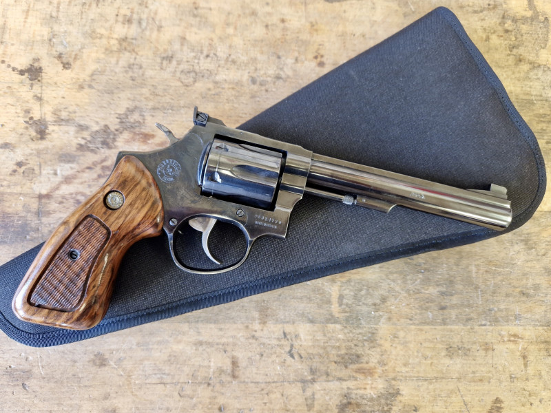 Taurus 96 ráže 22 LR s pouzdrem