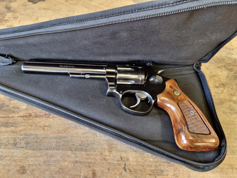 Taurus 96 ráže 22 LR s pouzdrem