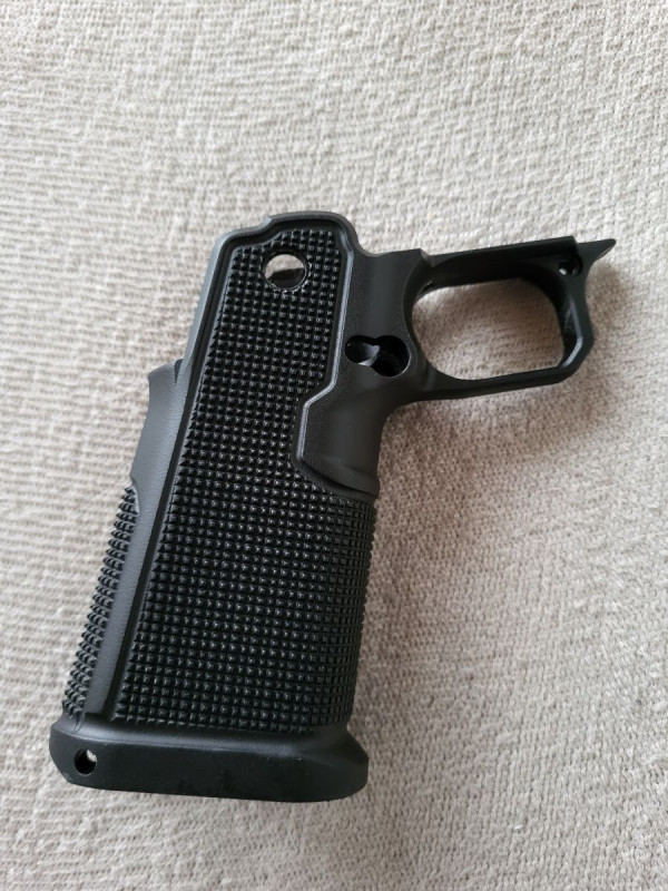 Prodám hliníkovou rukojeť / grip pro 2011