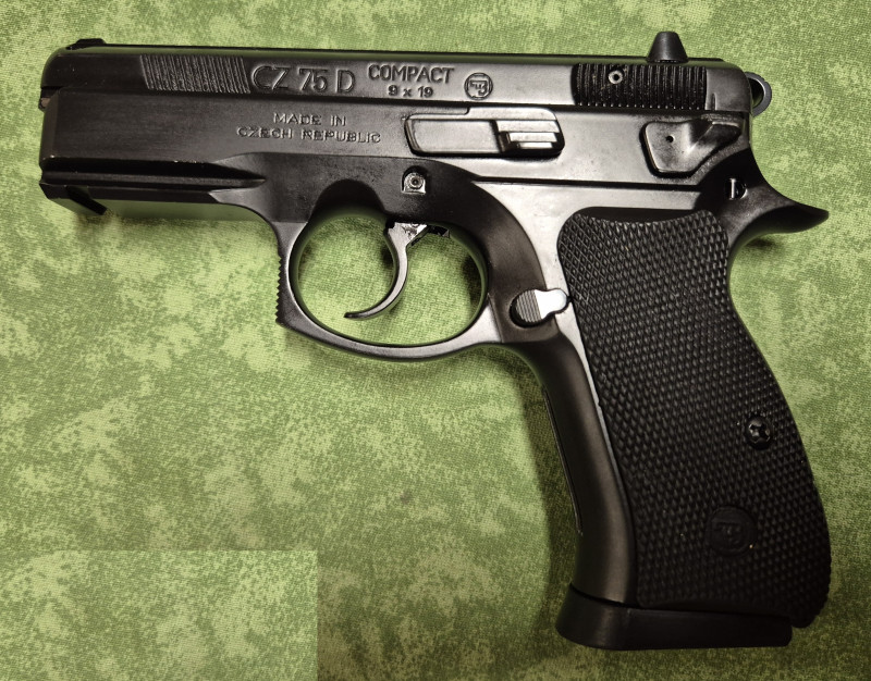 CZ 75D Compact 9 Luger +2 zásobníky, dřevěné pažbičky, atd.