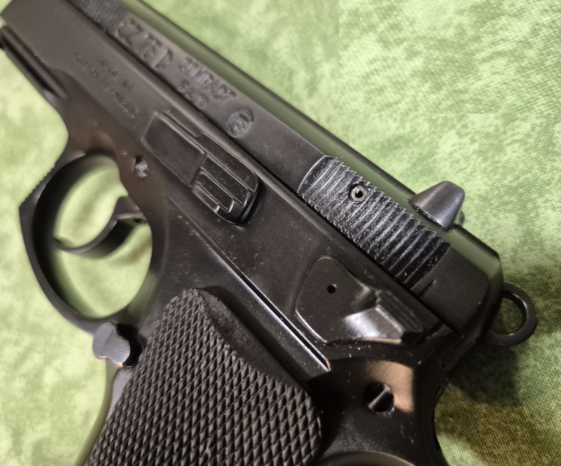 CZ 75D Compact 9 Luger +2 zásobníky, dřevěné pažbičky, atd.