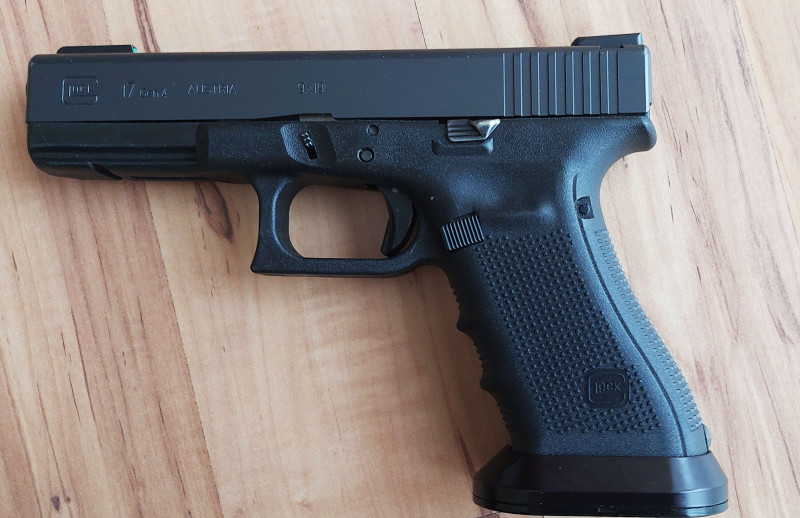 GLOCK 17 Gen4, tritiová mířidla, 2kg stojina, 2 zásobníky