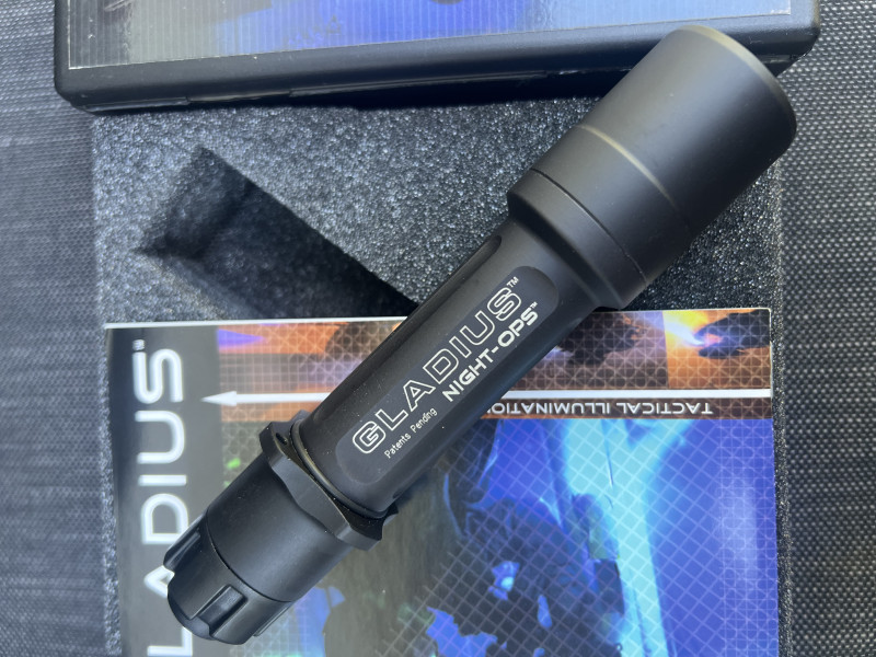 Svítilna Night-Ops - USA, LED, strobo efekt, … PC 6.000 Kč