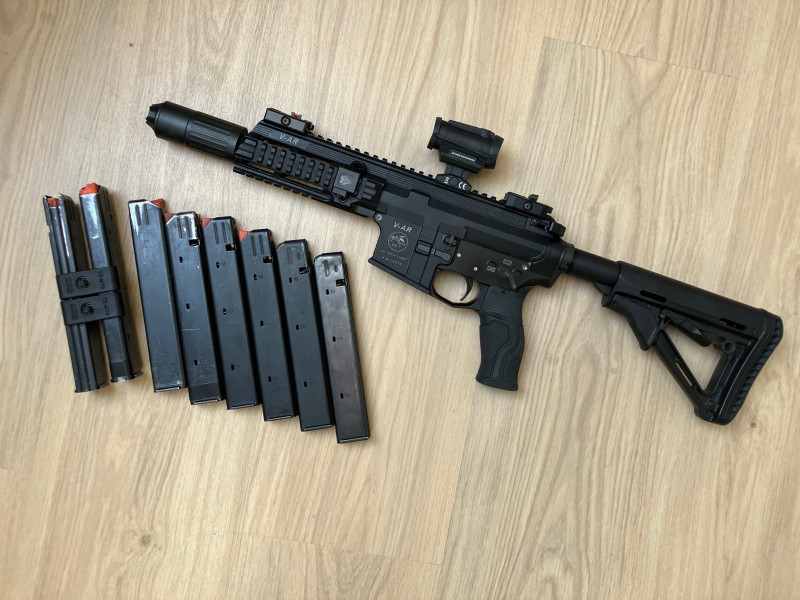 V-AR v 9 mm Luger
