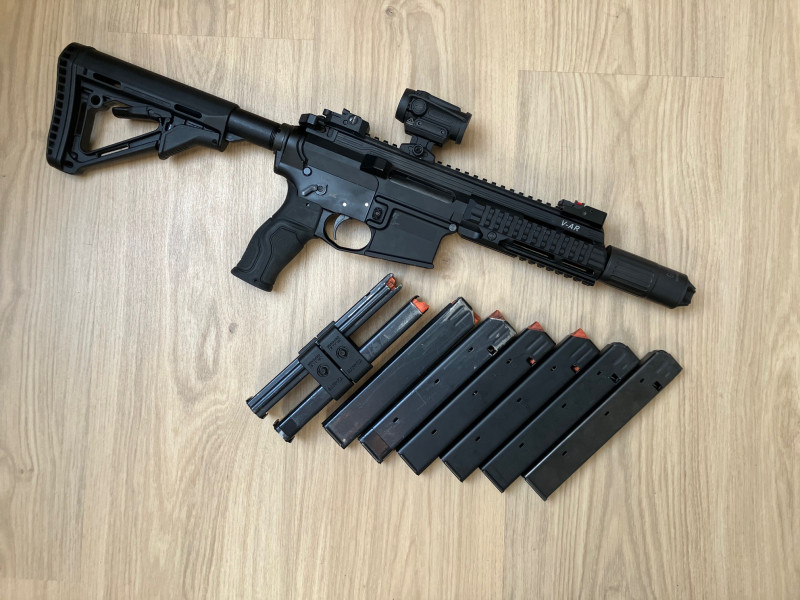 V-AR v 9 mm Luger