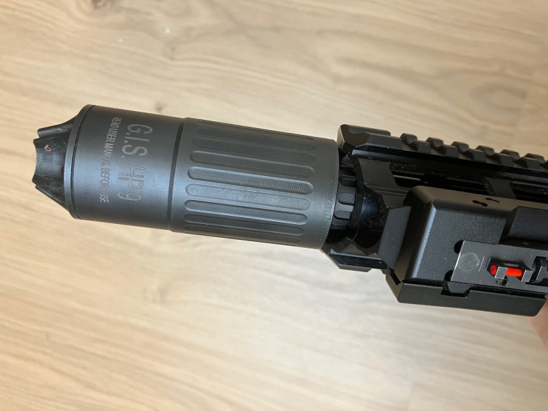 V-AR v 9 mm Luger