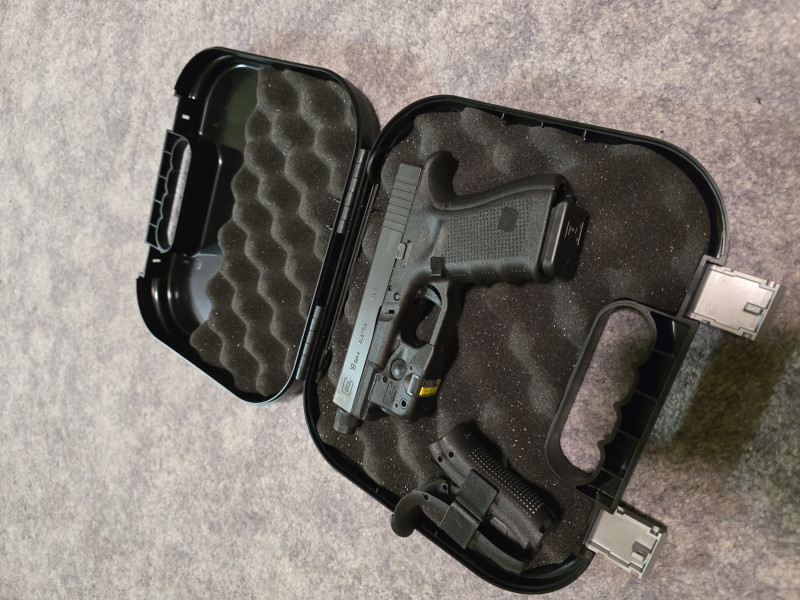 Glock 19 Gen4(závit na hlavni)+Streamlight TLR-6 | TOP stav