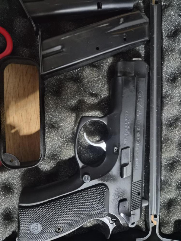 ČZ75 compact D