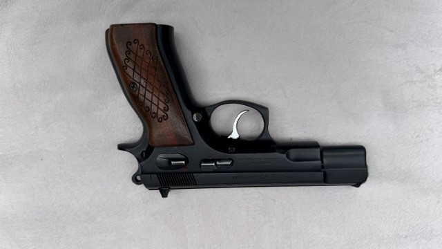 PISTOLE SAMONABÍJECÍ ráže 9mm Luger