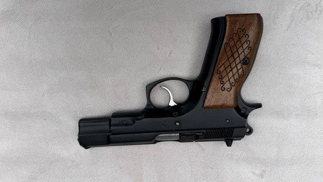 PISTOLE SAMONABÍJECÍ ráže 9mm Luger