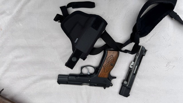 PISTOLE SAMONABÍJECÍ ráže 9mm Luger