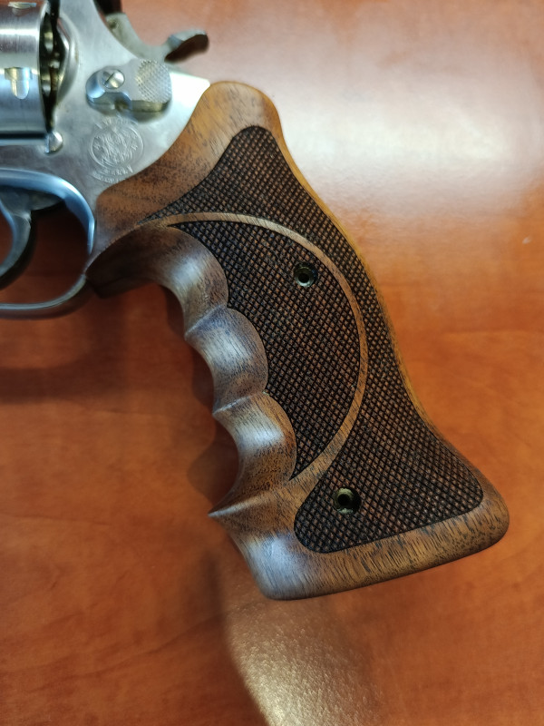Rukověť na revolver S&W 686