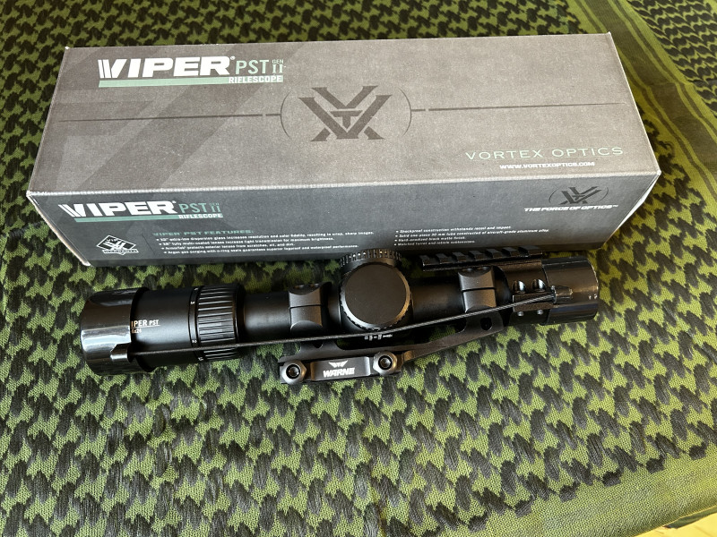 Prodám LPVO Vortex Viper PST Gen II 1–6×24 + montáž Warne
