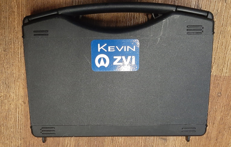 Kevin ZVI  9mm Brow  modrá metalíza-jako nová 