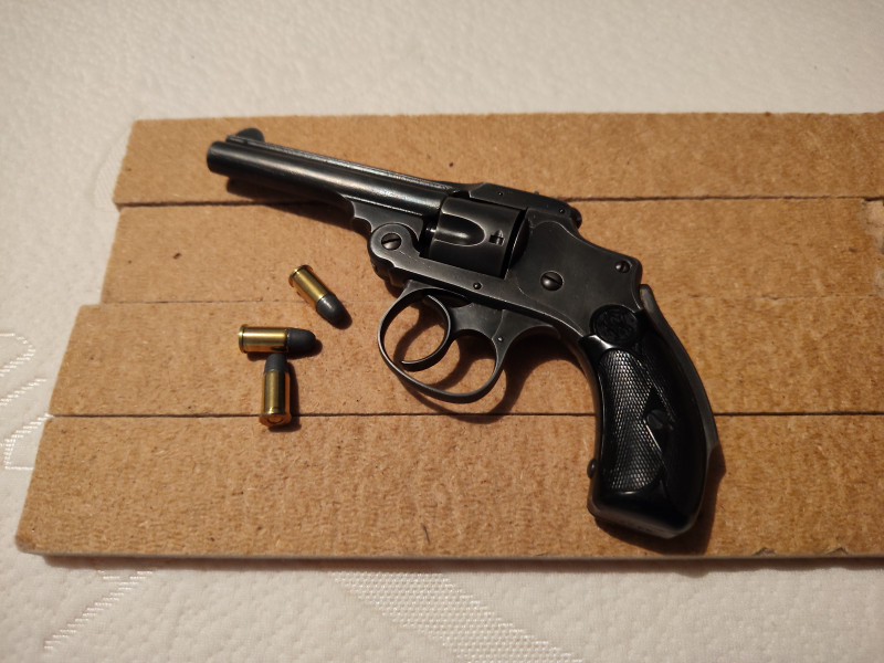Revolver Smith a Wesson 32sw+10ks nábojů