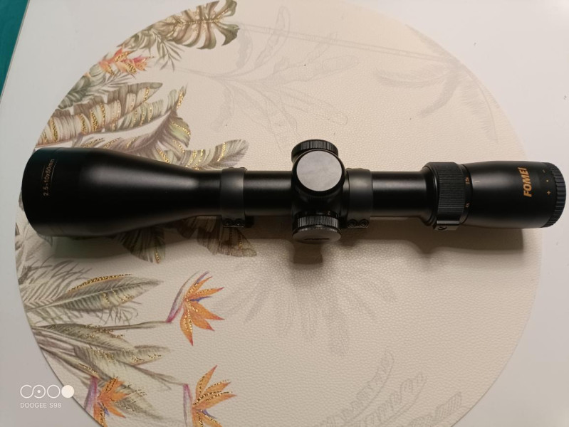 Fomei 2,5-10x50 s červeným bodem