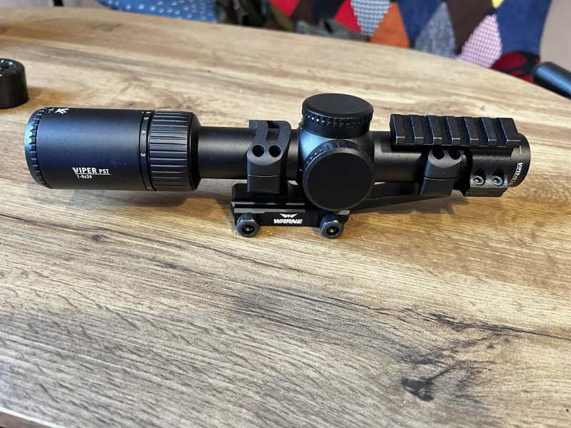 LPVO Vortex Viper PST Gen II 1–6×24 + montáž Warne
