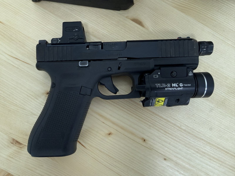 Glock 17 MOS se závitem + HOLOSUN EPS