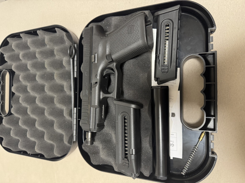 GLOCK 44 V RÁŽI 22 L.R. + kompatibilní tlumič ASE UTRA