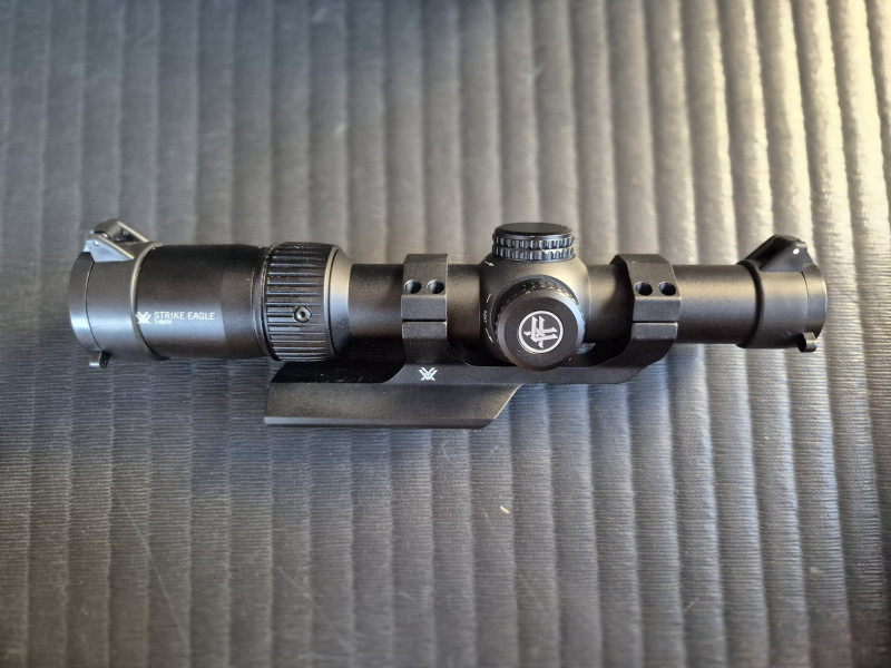 Vortex Strike Eagle 1–8×24 SFP + předsazená montáž Vortex Ca