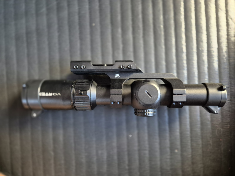 Vortex Strike Eagle 1–8×24 SFP + předsazená montáž Vortex Ca