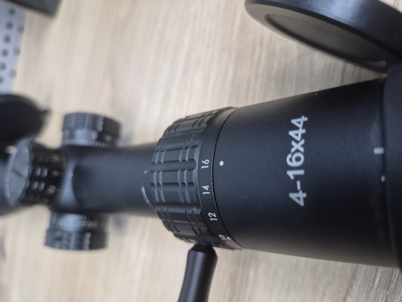 VictOptics 4–16×44 AGN OPSL16 – balení a krytky