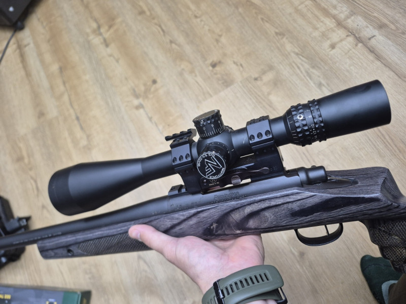 Nightforce NXS 5,5–22×56 NP-R2 – kompletní balení