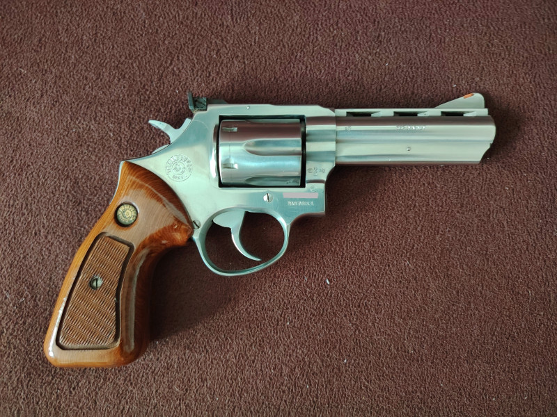 Revolver Taurus 689 Stainless 357 Magnum, sběratelský stav h